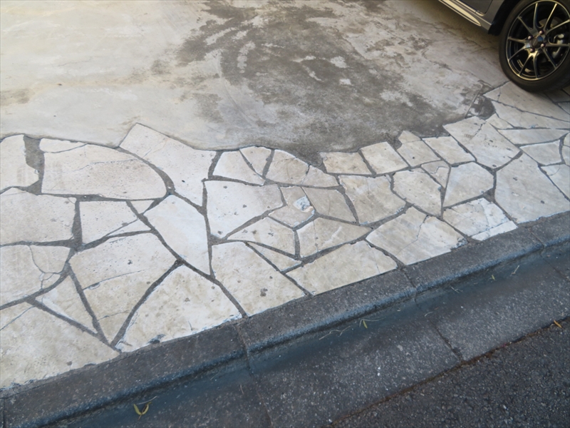 駐車場のタイル部分は高圧洗浄ができますが、コンクリート部分は水圧でボロボロと崩れる可能性があるので、洗浄するかどうか慎重に判断します。